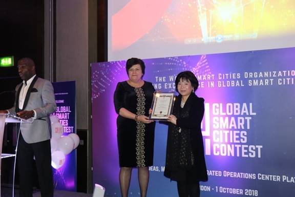 Viện sĩ, tiến sĩ – doanh nhân Việt Nam Nguyễn Thị Thanh Nhàn nhận danh hiệu “Đại sứ thành phố thông minh quốc tế” và “CEO có tầm nhìn xuất sắc nhất về QGTM”